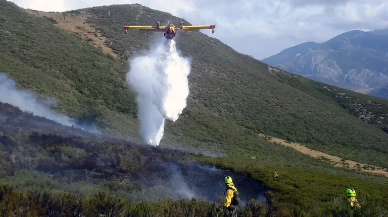 Un avión realiza una descarga durante las tareas de extinción. (Navarra.es).