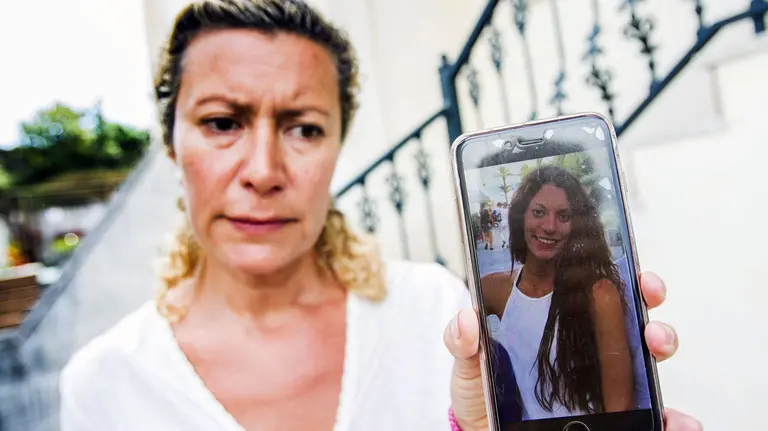 La madre de la joven Diana María Quer López-Pinel, de 18 años, que se encuentra desaparecida desde el pasado día 22 de este mes cuando regresaba de una fiesta, muestra en el móvil la foto de su hija. Diana López-Pinel, la madre de la joven madrileña, pide a quien tenga cualquier dato sobre ella que lo aporte porque podría ser &#34;vital&#34;, según ha manifestado hoy a Efe en el lugar de Cabío-O Xobre, en A Pobra, donde veranean desde hace 15 años. EFE/Óscar Corral