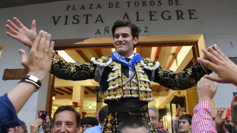 El diestro Jos&eacute; Garrido sale a hombros por la puerta grande de la plaza de Vista Alegre de Bilbao tras cortar dos orejas a su segundo en la octava corrida de abono de la Aste Nagusia de Bilbao, en la que comparte cartel con Miguel &Aacute;ngel Perera y Sebasti&aacute;n Castella ante reses de la ganader&iacute;a de Fuente Ymbro.- EFE/Miguel To&ntilde;a.