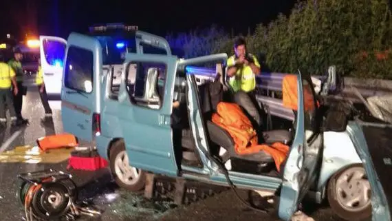 Estado en el que quedó el vehículo del conductor kamikaze en la A-67.  (Diario Monatñés)