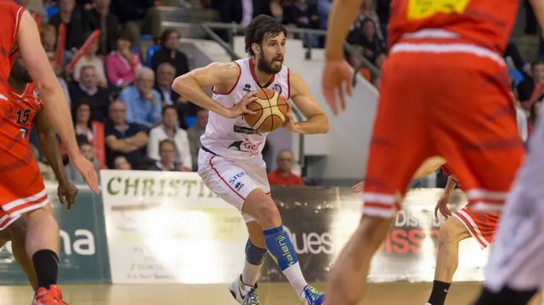 Adrián García en acción. Foto Basket Navarra club.
