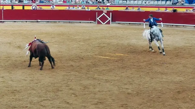 Hermoso de Mendoza corta tres orejas en Palencia y sale a hombros. (Diario Palentino).