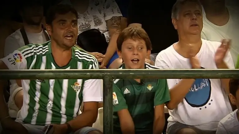 La sonrisa de Pere, un ni&ntilde;o invidente, al conseguir su sue&ntilde;o estar con el Betis en el Villamar&iacute;n. MOVISTAR PLUS
