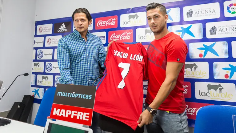 Presentación de Sergio Léon en las instalaciones de Tajonar como nuevo jugador de Osasuna (1). IÑIGO ALZUGARAY