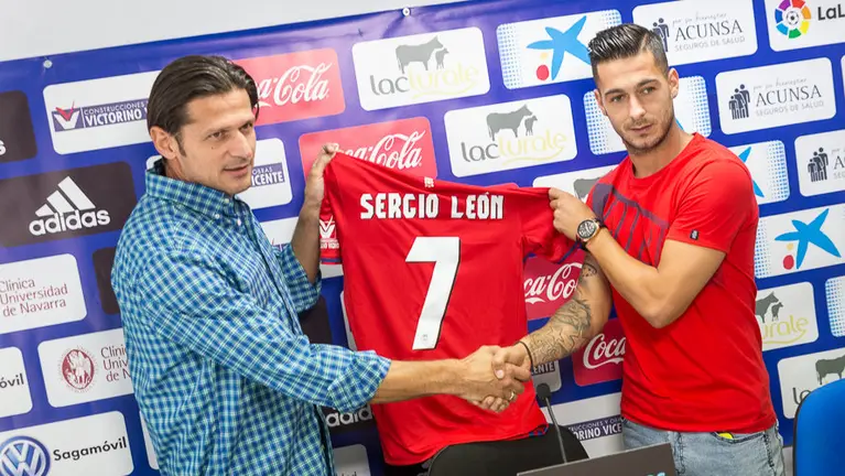 Presentación de Sergio Léon en las instalaciones de Tajonar como nuevo jugador de Osasuna (2). IÑIGO ALZUGARAY