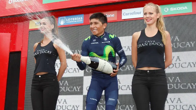 Nairo Quintana descorcha la botella en el pódium. Foto Movistar team.
