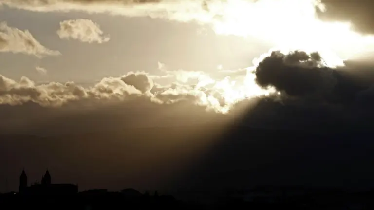 Tiempo. Los últimos rayos de sol caen sobre la catedral de Pamplona. EFEJesús Diges