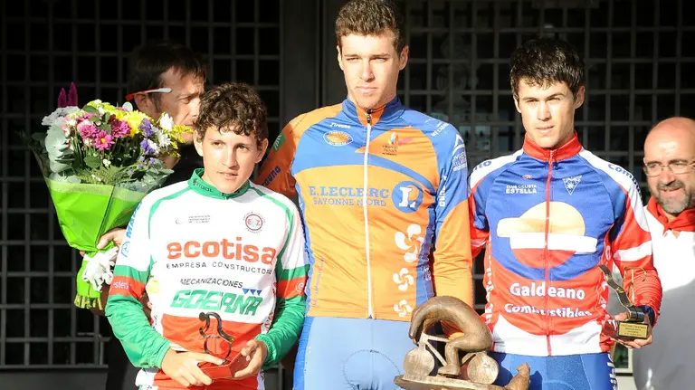 Los tres primeros clasificados con sus trofeos. Cedida.