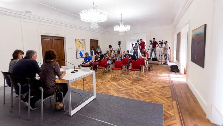 Joseba Asirón y las concejalas Patricia Perales y Maider Beloki presentan la conmemoración del Privilegio de la Unión. IÑIGO ALZUGARAY (11)