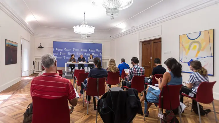 Medios de comunicación asisten a una rueda de prensa de Joseba Asirón en el Ayuntamiento de Pamplona. IÑIGO ALZUGARAY (12)