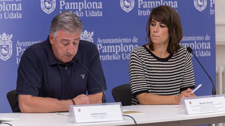 Joseba Asirón y las concejalas Patricia Perales y Maider Beloki presentan la conmemoración del Privilegio de la Unión. IÑIGO ALZUGARAY (18)