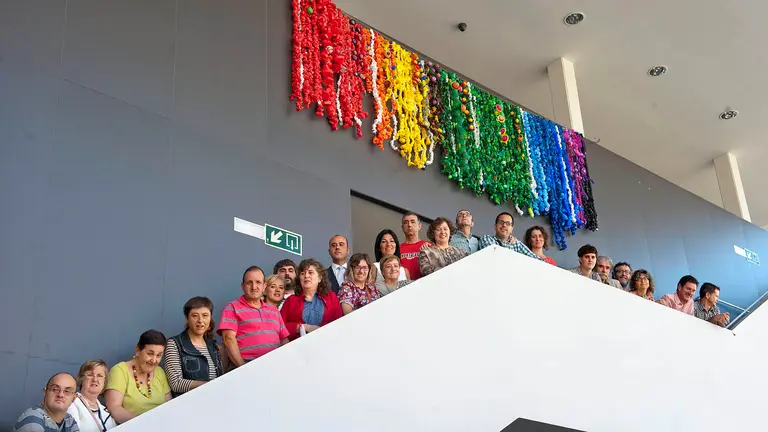 La consejera Elizalde, autores del mural y representantes de ANFAS y TASUBINSA, ante la obra