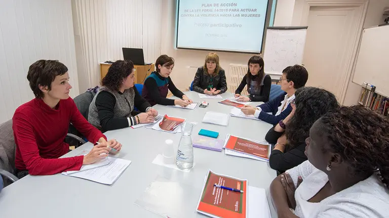 La consejera Olloy y Mertxe Leranoz en una sesión celebrada para  la violencia hacia las mujeres. Gobierno de Navarra