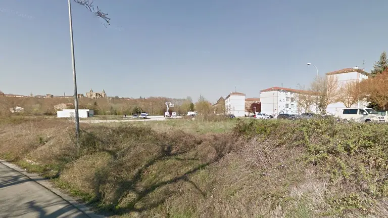 Zona de vegetación junto a la calle Corella, donde se levantará el nuevo parque del barrio de la Chantrea