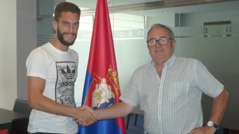 Roberto Torres estrecha la mano con el presidente Luis Sabalza. Foto CA Osasuna.