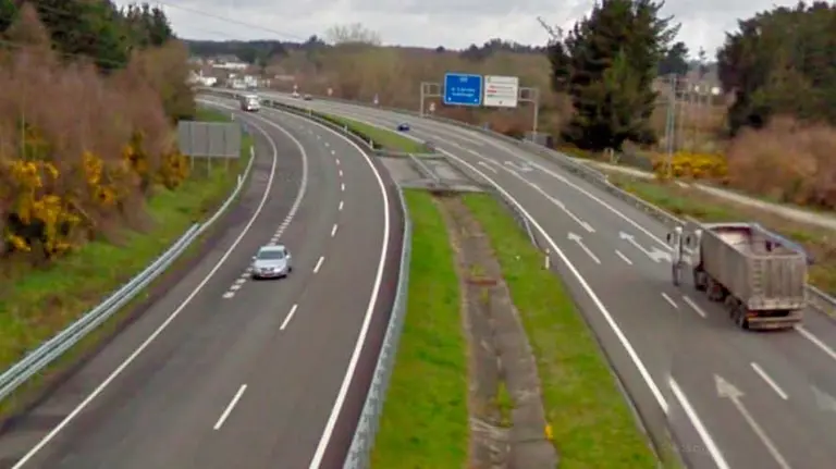 Paso de la autovía por la localidad gallega de Rábade.