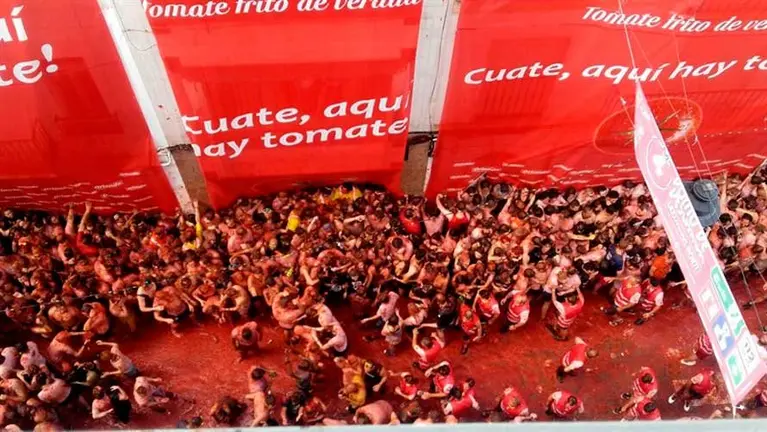 Hasta 22.000 personas participan en la Tomatina deBuñol este año. EP