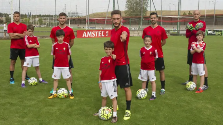 Los jugadores rojillos posan con chavales de la Fundación Osasuna.