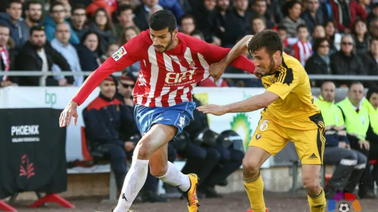 Javi Álamo con la camiseta del Girona ante Oier Sanjurjo. Lfp.