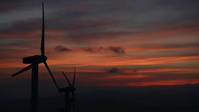 Puesta de sol durante un atardecer con tiempo nuboso desde el parque eólico del Perdón, en Navarra. EFE/Jesús Diges