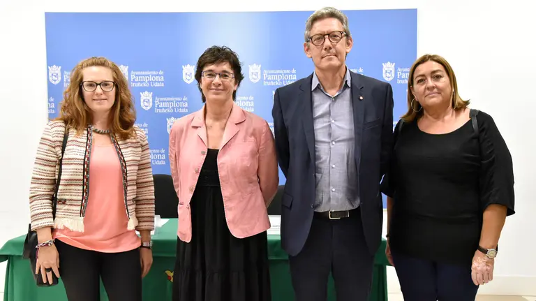 Nerea Izco, Edurne Eguino, Isidro Juan Rodríguez Hernández e Inés García en la presentación del convenio entre el Ayuntamiento de Pamplona y la Fundación Secretariado Gitano