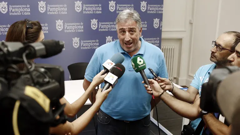 El alcalde de Pamplona Joseba Asirón atiende a los medios de comunicación en la sala de prensa del Ayuntamiento donde ha confirmado el proceso para la exhumación de la cripta del Monumento a los Caídos. EFE.