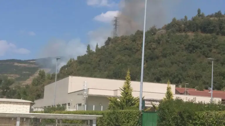 Incendio en el monte Miravalles, detrás de las piscinas de Villava. Foto: Asociación Navarra de Guardas Forestales.