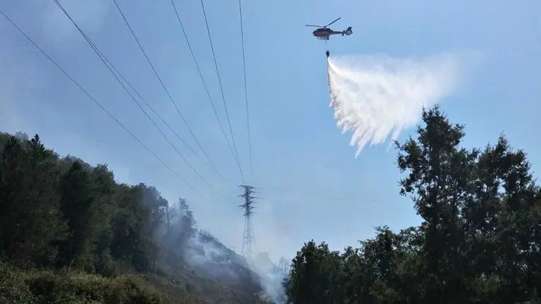 Bomberos sofocando el incendio en el monte Miravalles. ASOCIACIÓN NAVARRA DE GUARDAS FORESTALES.