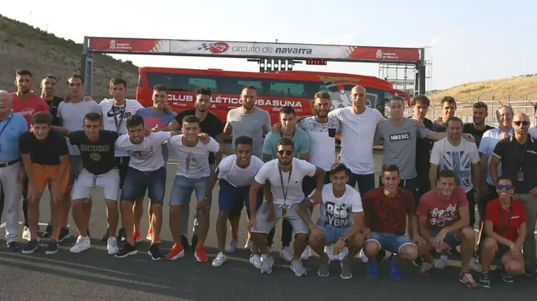 Los profesionales posan en la recta principal del Circuito.