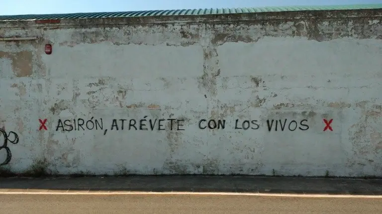 Pintada de la Juventud Carlista dedicada al alcalde de Pamplona, Joseba Asirón.