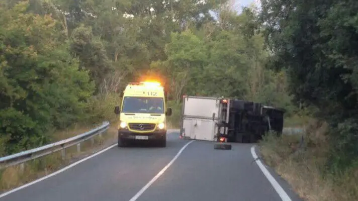 Camión volcado en Iza, en la carretera NA-7010. Foto: Policía Foral.