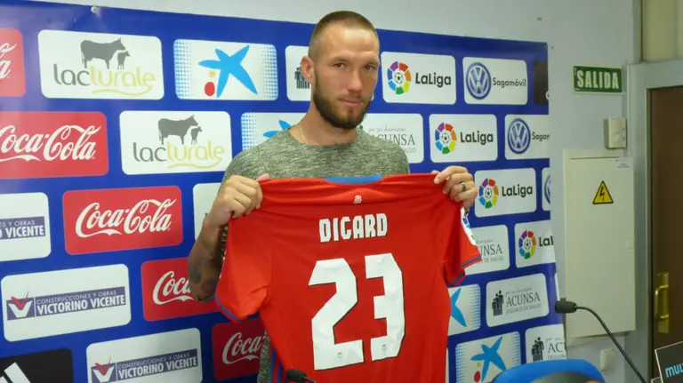 Digard sostiene la camiseta con su nombre en Tajonar.