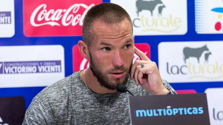 Presentación de Didier Digard en las instalaciones de Tajonar como nuevo jugador de Osasuna (5). IÑIGO ALZUGARAY