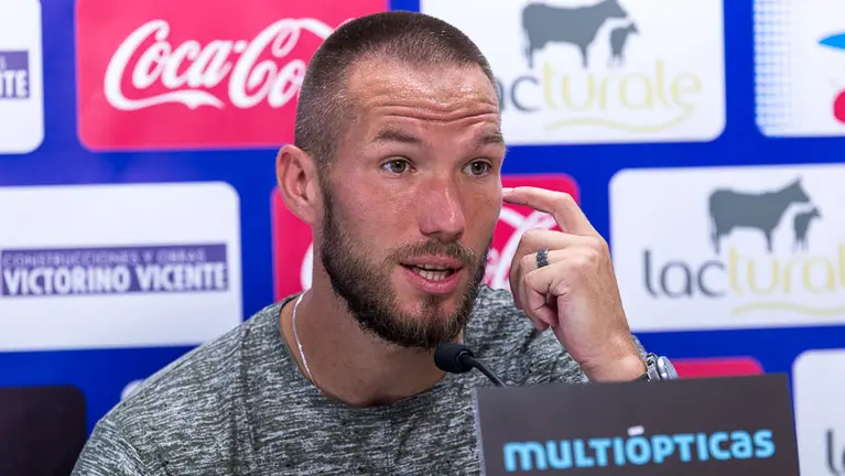 Presentación de Didier Digard en las instalaciones de Tajonar como nuevo jugador de Osasuna (9). IÑIGO ALZUGARAY