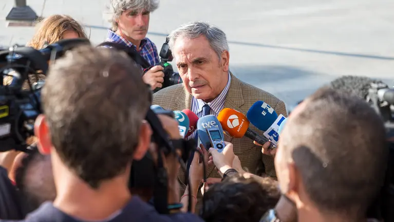 Carlos María Bacaicoa, abogado de la víctima de violación en San Fermín, a la entrada al Palacio de Justicia (8). IÑIGO ALZUGARAY