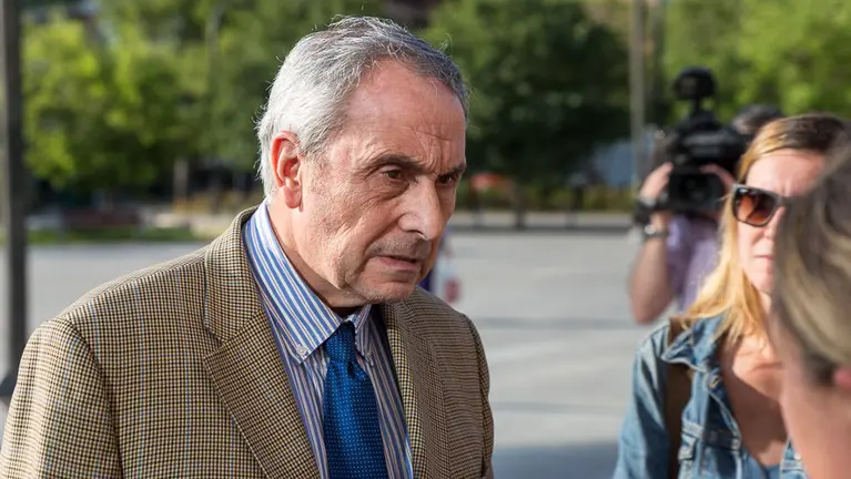 Carlos María Bacaicoa, abogado de la víctima de violación en San Fermín, a la entrada al Palacio de Justicia (9). IÑIGO ALZUGARAY