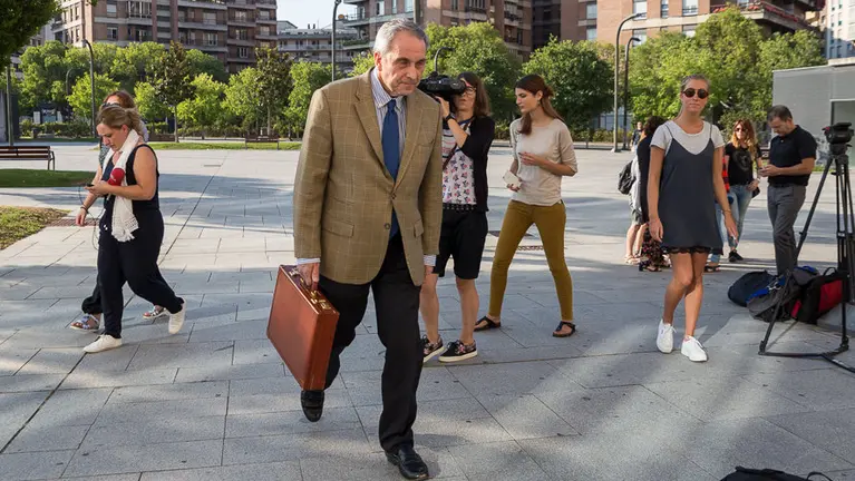 Carlos María Bacaicoa, abogado de la víctima de violación en San Fermín, a la entrada al Palacio de Justicia (10). IÑIGO ALZUGARAY