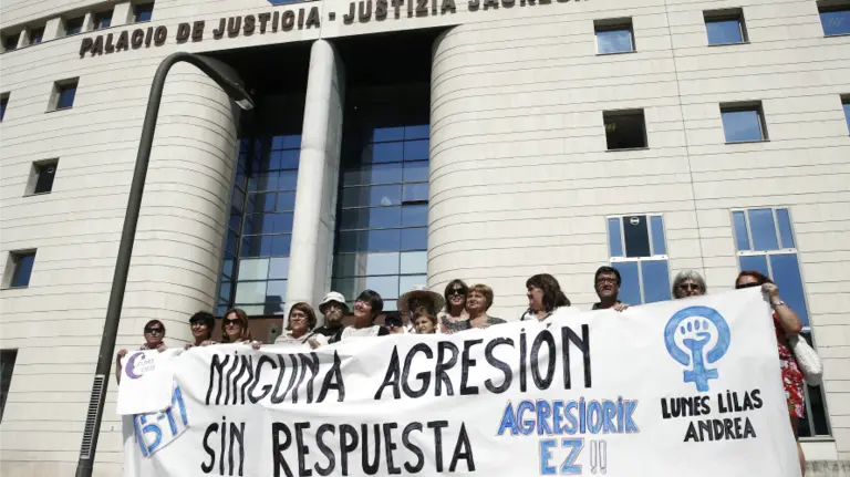 Los colectivos Lunes Lilas, Andrea y Gafas Moradas en una concentración del pasado septiembre en la que pedían que se aplique la legislación navarra al caso de la violación colectiva de Sanfermines. EFE Diges