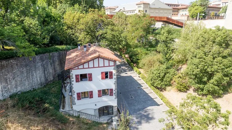 El Chalet de Caparroso, cedido por el Ayuntamiento a la asociación Astindu Gazte Elkarte para utilizarlo como gaztetxe (4). IÑIGO ALZUGARAY