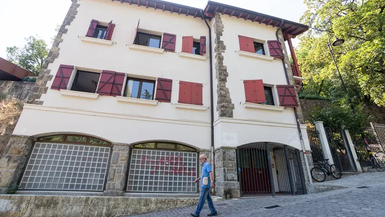 El Chalet de Caparroso, cedido por el Ayuntamiento a la asociación Astindu Gazte Elkarte para utilizarlo como gaztetxe (5). IÑIGO ALZUGARAY