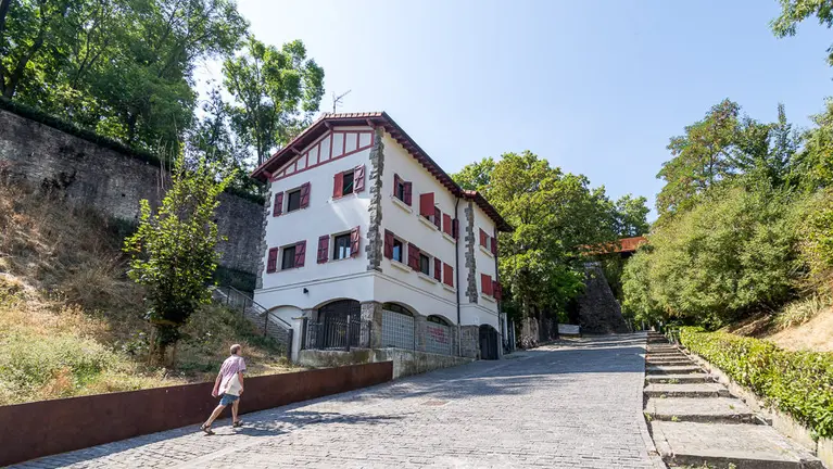 El Chalet de Caparroso, cedido por el Ayuntamiento a la asociación Astindu Gazte Elkarte para utilizarlo como gaztetxe (11). IÑIGO ALZUGARAY