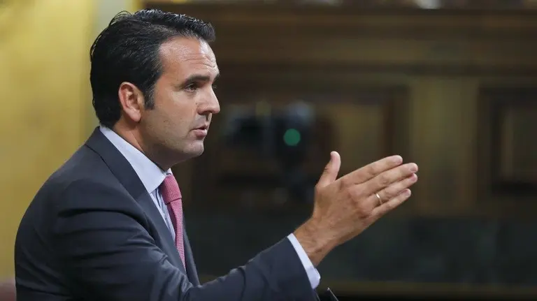 El portavoz de UPN, Íñigo Jesús Alli, durante su intervención en la segunda sesión del debate de investidura del candidato del PP, Mariano Rajoy. MARISCAL