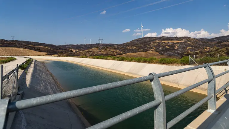 El Canal de Navarra, en el término municipal de Artajona, rodeado de la zona quemada por el incendio entre Pueyo y Tafalla (1). IÑIGO ALZUGARAY