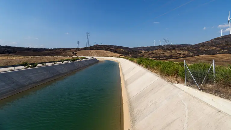 El Canal de Navarra, en el término municipal de Artajona, rodeado de la zona quemada por el incendio entre Pueyo y Tafalla (4). IÑIGO ALZUGARAY