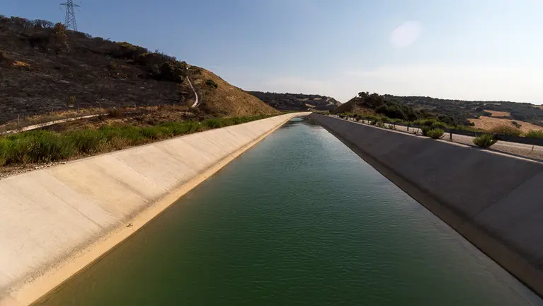 El Canal de Navarra, en el término municipal de Artajona, rodeado de la zona quemada por el incendio entre Pueyo y Tafalla (5). IÑIGO ALZUGARAY