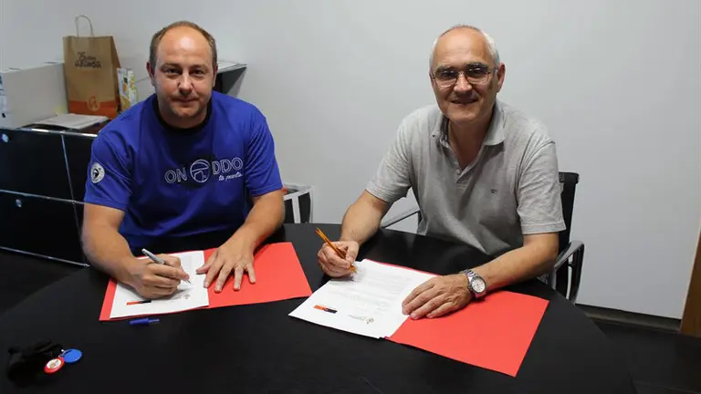 Joseba Orduña Navarro, concejal delegado del Área de Asuntos Sociales, y José Javier Andueza Gil, representante de Alboan en Navarra. (EP).