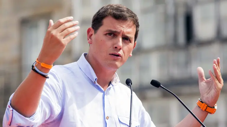 El presidente de Ciudadanos, Albert Rivera,durante el acto político celebrado hoy en Vitoria arropando la candidatura de Nicolás de Miguel a lehendakari y avanza los principales objetivos y retos con los que el partido naranja concurrirá por primera vez a las elecciones vascas del 25 de septiembre. EFE/David Aguilar