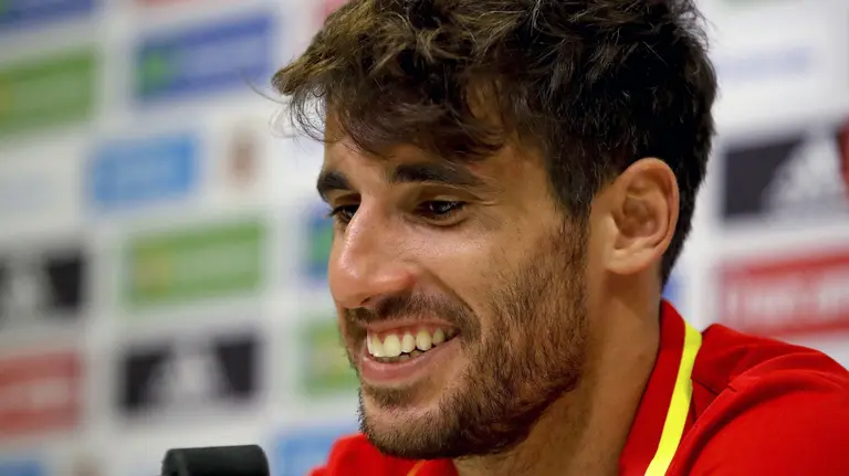 El centrocampista de la selección española, Javi Martínez, durante la rueda de prensa tras el entrenamiento del equipo en la Ciudad del Fútbol de Las Rozas, de cara al partido contra Liechtenstein, el próximo día 5 de septiembre de 2016, en su camino hacia el Mundial 2018 de Rusia. EFE/Juanjo Martín