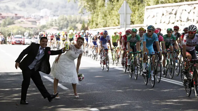 GRA411 URDAX-DANTXARINEA (NAVARRA), 02/09/2016.-El pelot&oacute;n durante la d&eacute;cimotercera etapa de la Vuelta Ciclista a Espa&ntilde;a 2016, con salida Bilbao y meta en Urdax, con un recorrido de 213,4 kil&oacute;metros.- EFE/Javier Liz&oacute;n