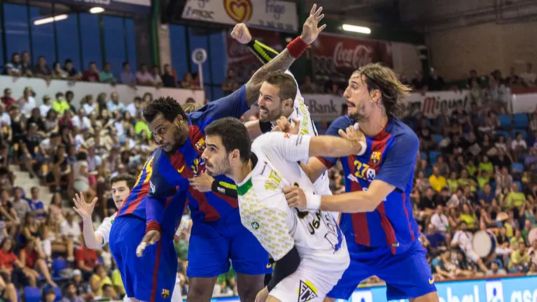 Final de la Supercopa de la Liga Asobal entre Helvetia Anaitasuna y FC Barcelona Lassa (30-38) disputada en el Pabellón Anaitasuna de Pamplona (7). IÑIGO ALZUGARAY